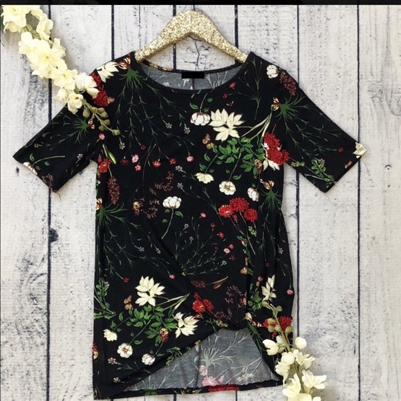 Tops - 5/$25 🌼 Floral top with trendy Side Knot